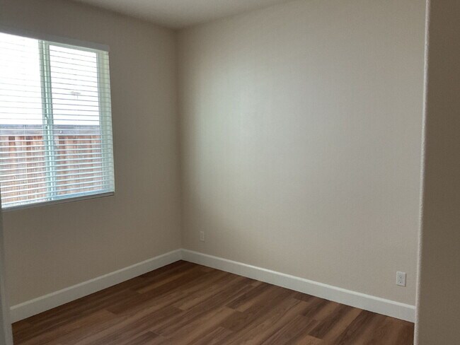 Building Photo - 644 Albany St