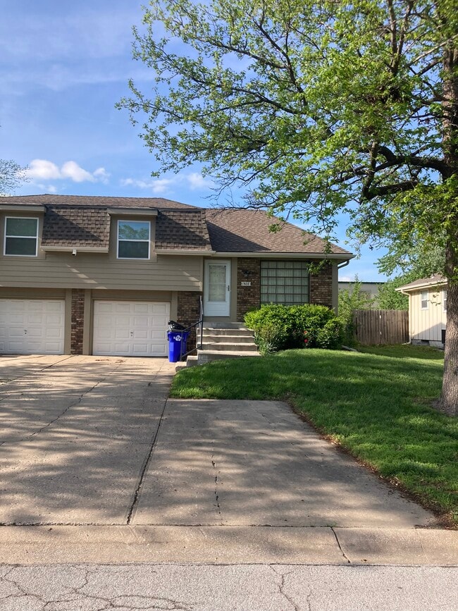 Primary Photo - 1406 E Willow Dr