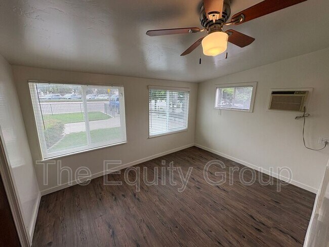 Building Photo - 309 W Noble Ave