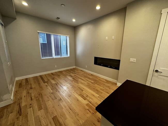 Building Photo - Available Early March!!  Bright and light with fantastic Views!!