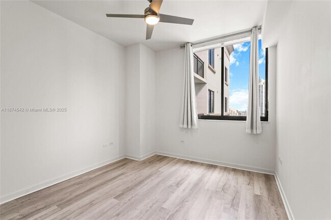 Building Photo - 999 SW 1st Ave