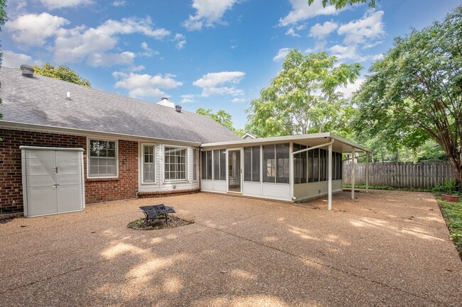 Building Photo - Charming 3- Bedroom Home with Sunroom in t...