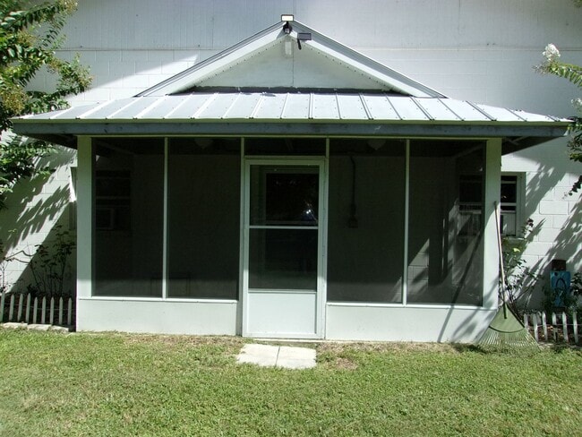 Building Photo - Country Living!