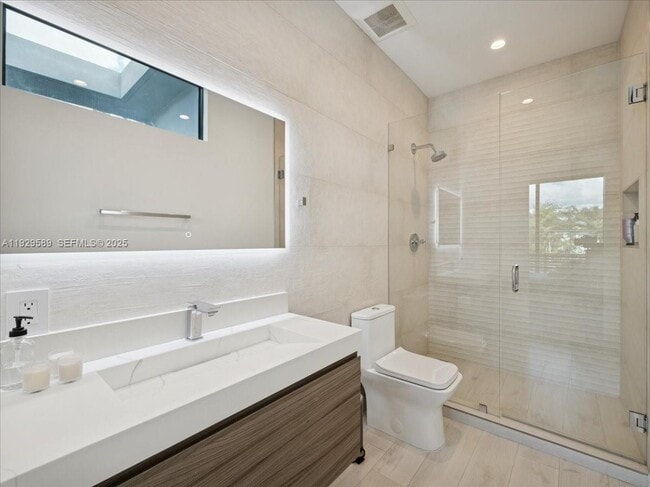 Building Photo - 3458 Day Ave