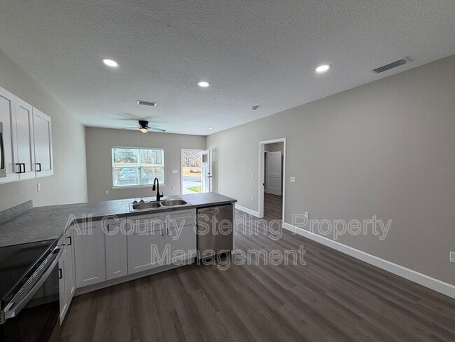 Building Photo - 1390 SE Magnolia Loop