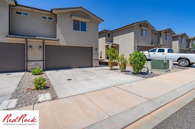 Building Photo - Pet friendly 3 Bedroom Townhome in Washington!