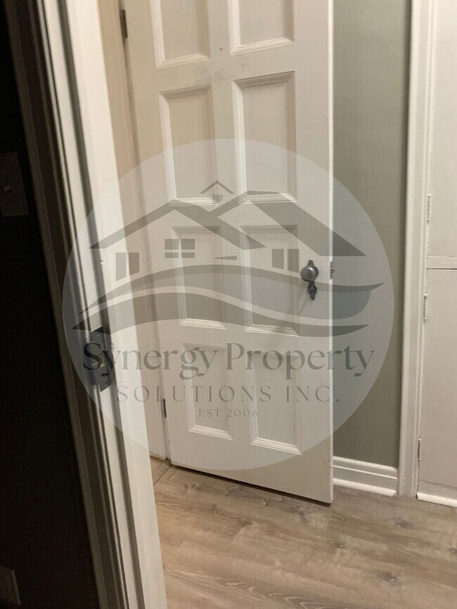 Building Photo - 560 W Townview Cir