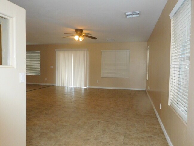 Building Photo - Amazing 4 bedrooms, 3 bathrooms house in P...