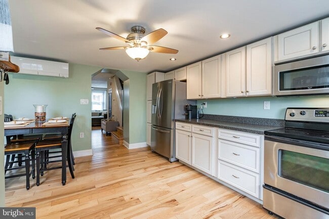 Building Photo - 225 W 6th Ave