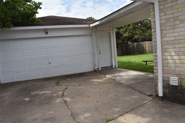 Building Photo - 10427 Huntington Wood Dr