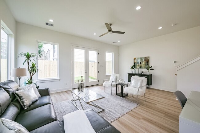 Building Photo - 5630 Balbo St