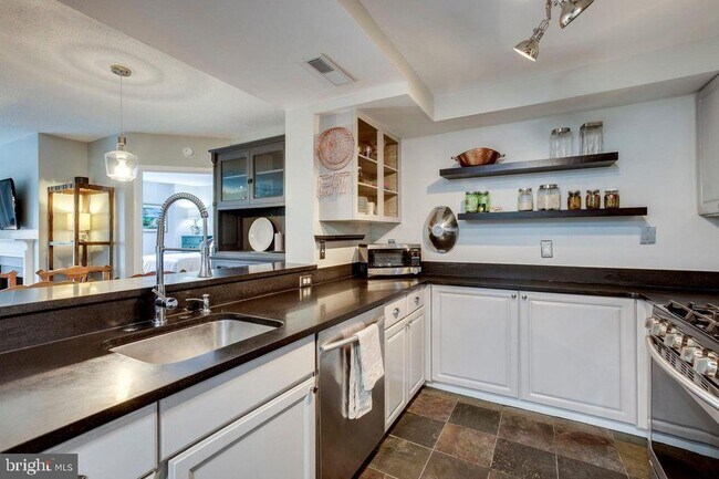 Building Photo - 1050 N Taylor St