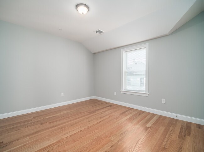 Building Photo - 7 Lowell St