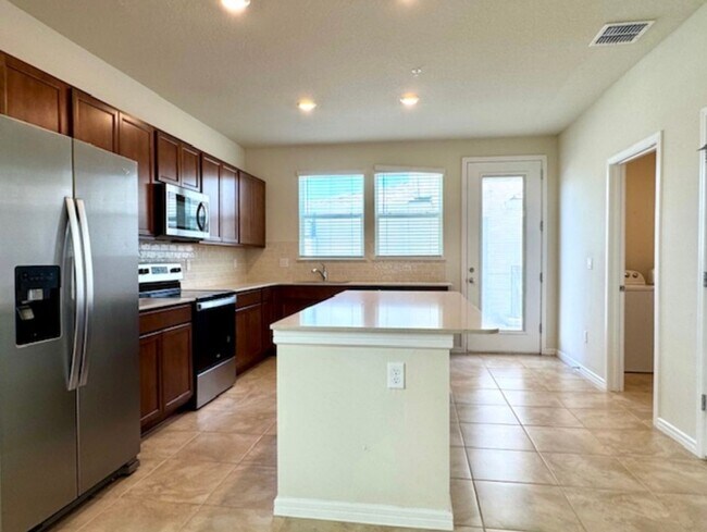 Building Photo - Isles of Lake Nona!! 3 Bedroom 2.5 Bathroom Townhome