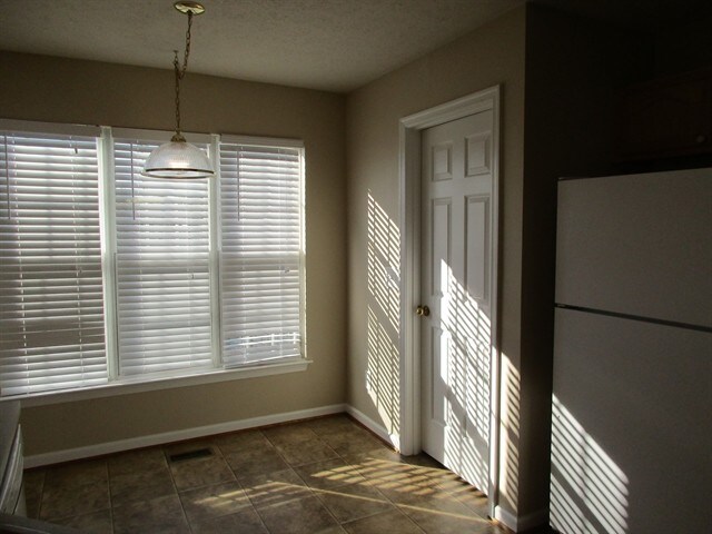 Building Photo - 1434 Hilltop Dr