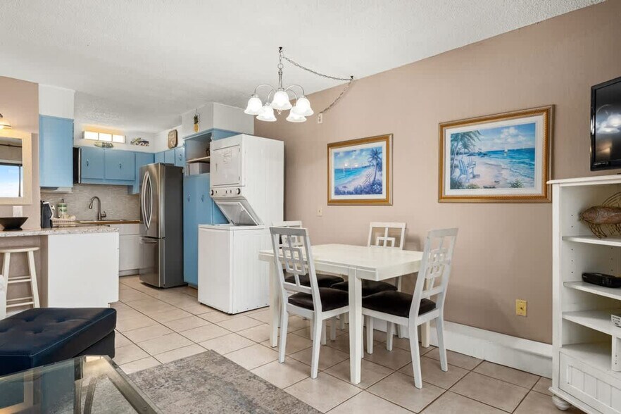 Building Photo - 8743 Thomas Dr