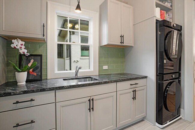 Building Photo - 407 8th St NE