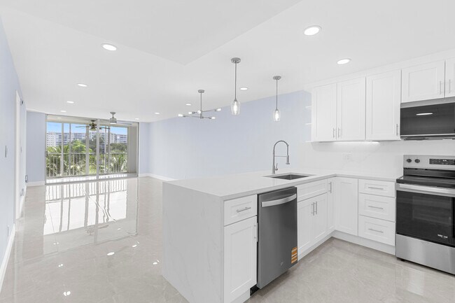 Building Photo - 2901 S Palm Aire Dr