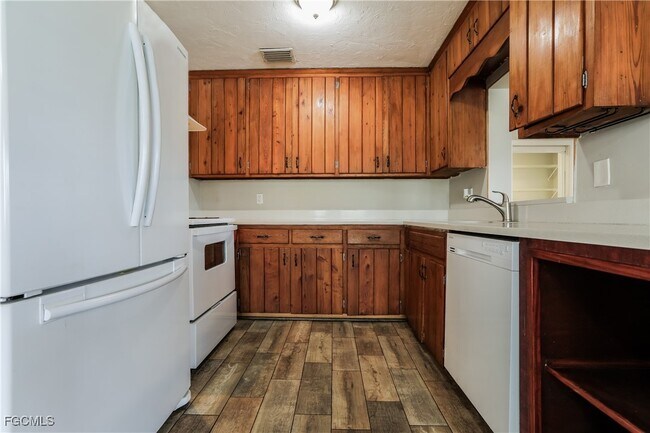 Building Photo - 731 Cypress Ave