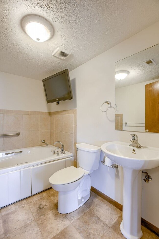 Building Photo - Spacious 3 Bedroom Gem In Southwest Omaha!!