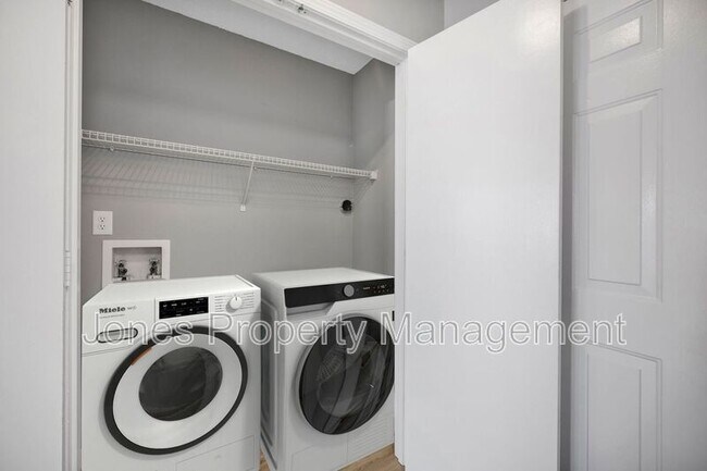 Building Photo - 305 Country Club Dr NE
