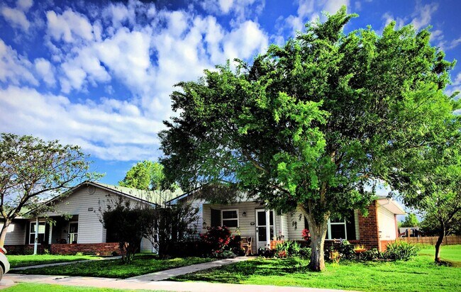 Primary Photo - Ashton on the Green Apartments