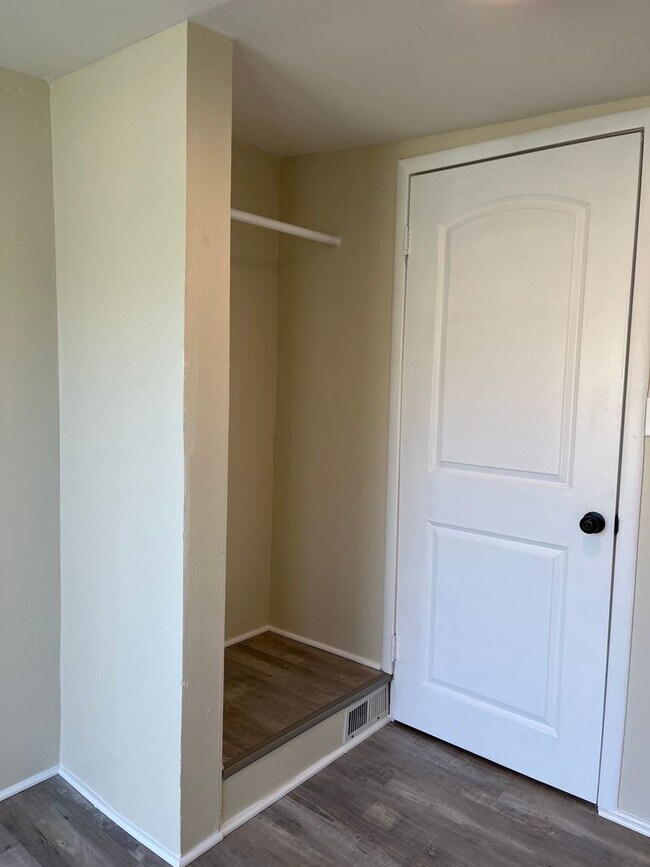 Building Photo - ADORABLE 3 BEDROOM HOUSE- FENCED BACK YARD