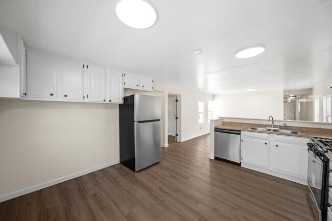Building Photo - 562 Eastwood Dr