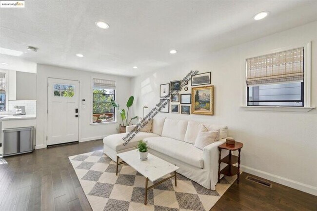 Building Photo - 3360 Arizona St