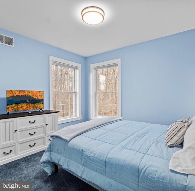 Building Photo - 1141 Riverside Heights W