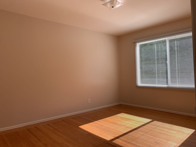 Building Photo - Newly Refinished 2 Bed, 1 Bath + Bonus Roo...