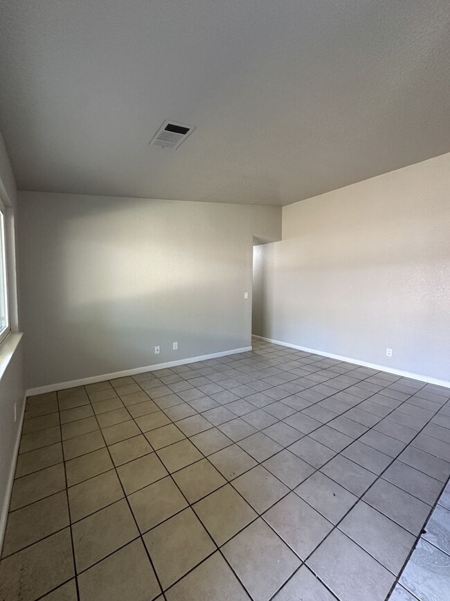 Building Photo - 3 bed 2 bath Cozy Home!