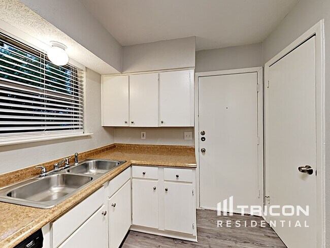 Building Photo - 3221 Edgebrook Dr