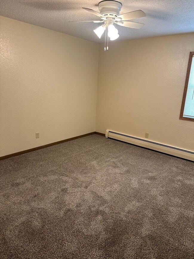 Building Photo - Forestview 1 Bedroom Upper Unit