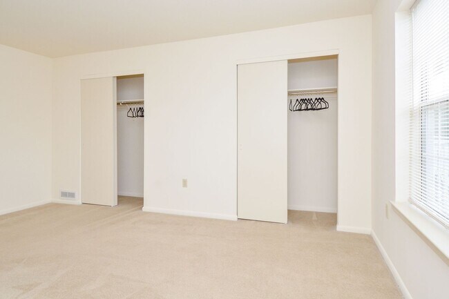Building Photo - One Bedroom Classic Style Apartment on the...