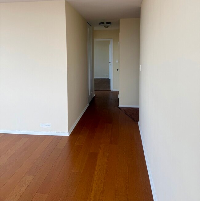 Building Photo - 5757 N Sheridan Rd