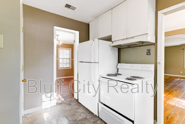Building Photo - 1071 Robin Hood Ln