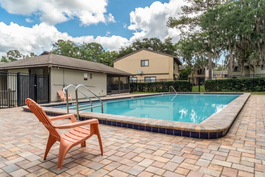 Building Photo - 2300 SW 43rd St