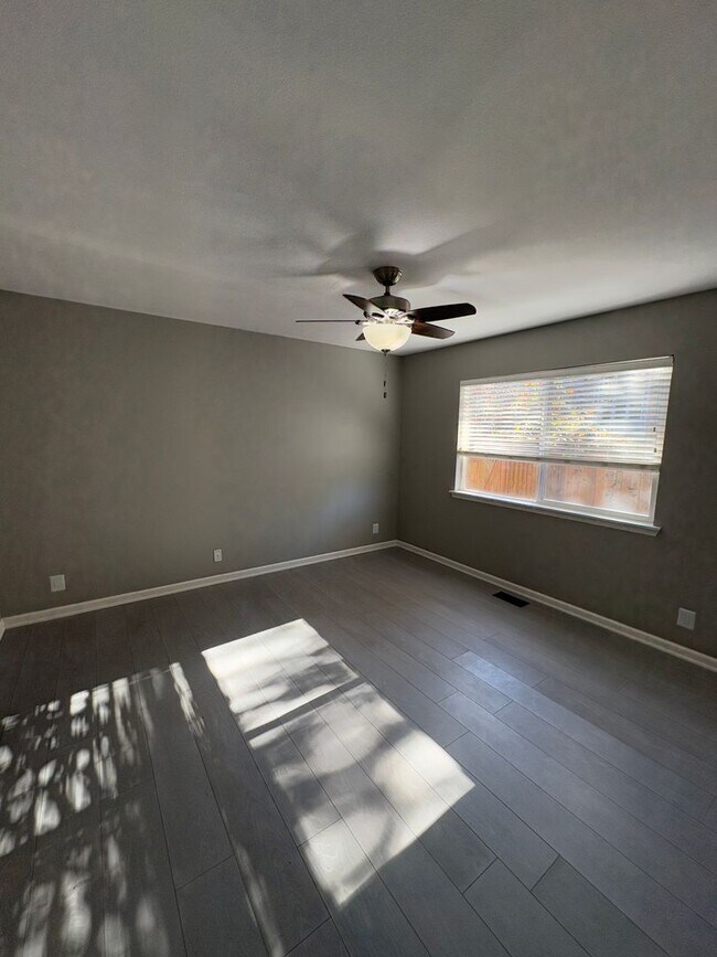 Building Photo - Kirkland Rambler - 3 bedroom 1.75 bath