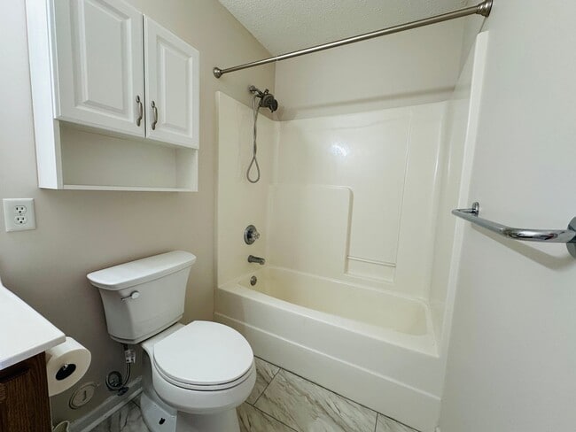 Building Photo - 2BR Condo with Garage | Vaulted Ceilings | Real Hardwood Floors | Gas Fireplace | Near UT & Downt...