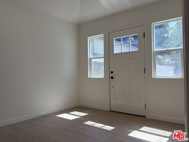 Building Photo - 15225 Valleyheart Dr