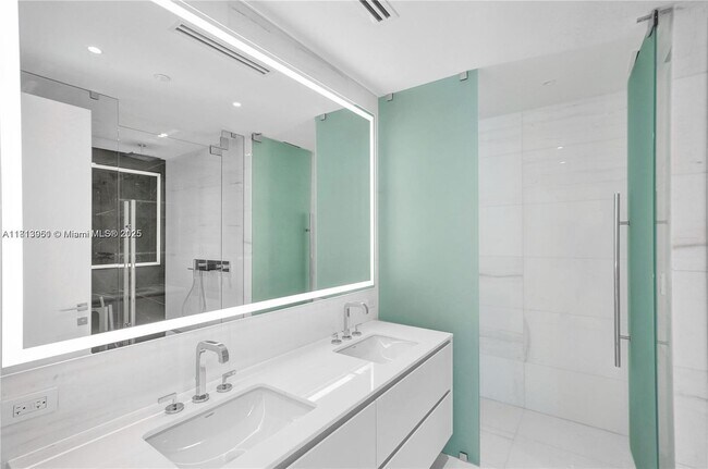 Building Photo - 300 Biscayne Blvd Way