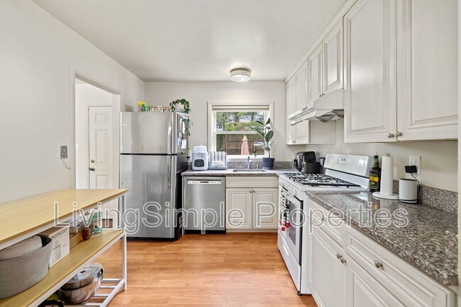Building Photo - 1213 Gladstone Dr