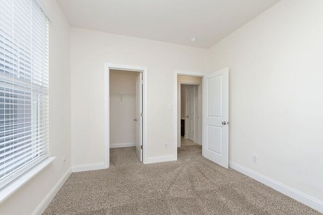 Building Photo - Beautiful Three Bedroom in Carmel!