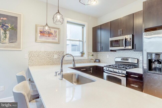 Building Photo - Three Bedroom Graduate Hospital Apartment