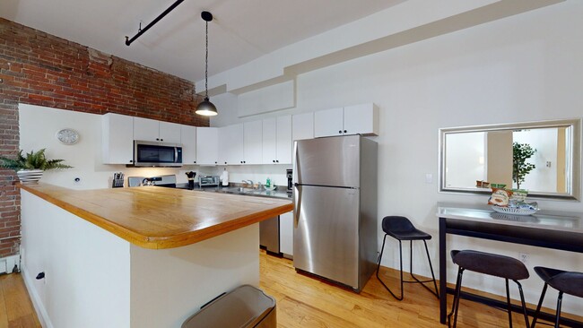 Building Photo - Back Bay 2 bed available 9/27/24