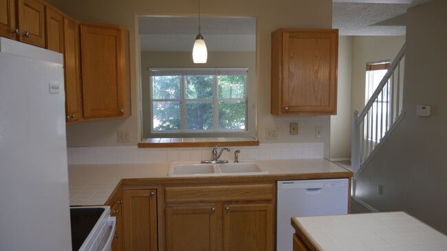 Building Photo - 4 Bed 3 Bath off Dublin/Powers w/AC- Avail...