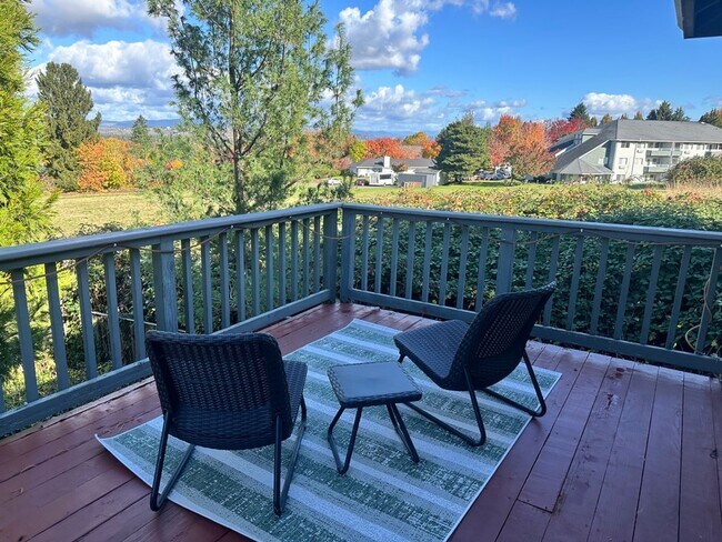Building Photo - Argay Terrace Day Ranch with Views!