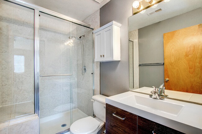 Building Photo - Spacious 4BR Home in Gleneagle!!!