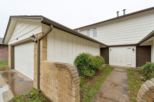 Building Photo - 3 bedroom 2.5 bath - NW Highway and Rockwell